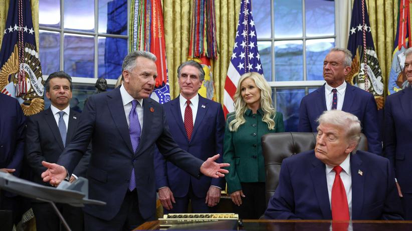 Lage in der Ukraine: Donald Trump mit seinem Russlandsondergesandten Steve Witkoff (links) im Oval Office