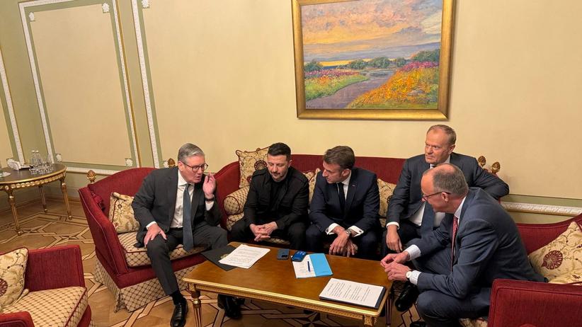 Lage in der Ukraine: Keir Starmer, Emmanuel Macron, Donald Tusk und Friedrich Merz mit Wolodymyr Selenskyj in Kyjiw: Beim symbolträchtigen Ukrainebesuch am 10. Mai 2025 rief die Koalition der Willigen gemeinsam Donald Trump an, damit der US-Präsident eine Waffenruhe von Wladimir Putin einfordert. Letztlich gab Trump die Forderung auf.