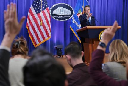 Fall Jeffrey Epstein: WASHINGTON, DC - JANUARY 30: Deputy Attorney General Todd Blanche speaks at a news conference to announce an update on the Epstein files at the Department of Justice on January 30, 2026 in Washington, DC. Blanche announced that the department had released three million additional pages in the investigation of convicted sex offender Jeffrey Epstein. (Photo by Anna Moneymaker/Getty Images)
