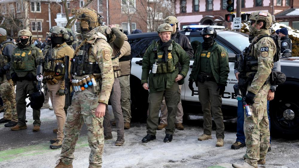 ICE: Die US-Regierung will wegen der Proteste gegen Einwanderungs- und Grenzschutzbeamte noch weitere Sicherheitskräfte nach Minneapolis schicken.
