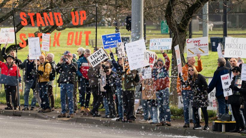 USA: Menschen versammeln sich zu einer Protestkundgebung in Seattle gegen verschärfte Einwanderungskontrollen.