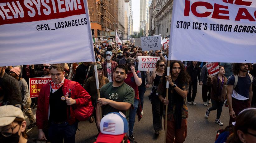 USA: Menschen halten Schilder hoch und marschieren am 10. Januar 2026 in Los Angeles gegen die US-Einwanderungs- und Zollbehörde (ICE).