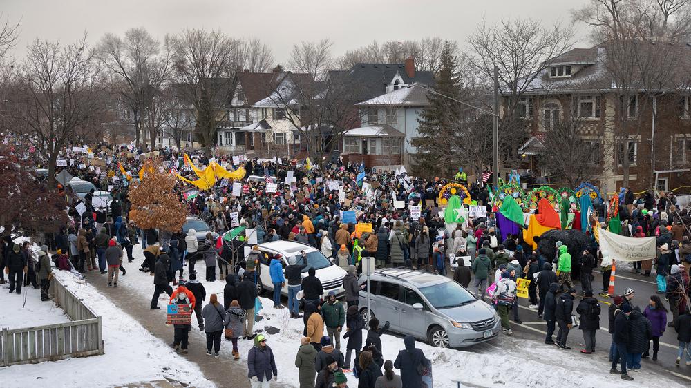 USA: Demonstranten marschieren vom Powderhorn Park an der Stelle vorbei, an der Renee Good am 10. Januar 2026 in Minneapolis getötet wurde.