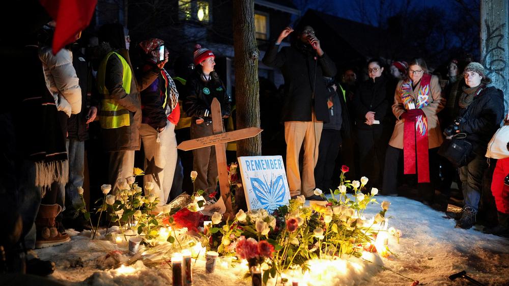 Der US-Überblick am Morgen: Tausende Menschen versammeln sich in der Nähe des Tatorts in Minneapolis.
