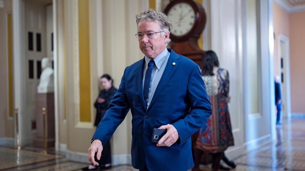 USA: "Keine Bestimmung in der Verfassung gewährt dem Präsidenten eine solche Befugnis", sagte der republikanische Senator Rand Paul über Trumps Vorgehen in Venezuela. Er stimmte für die Resolution.