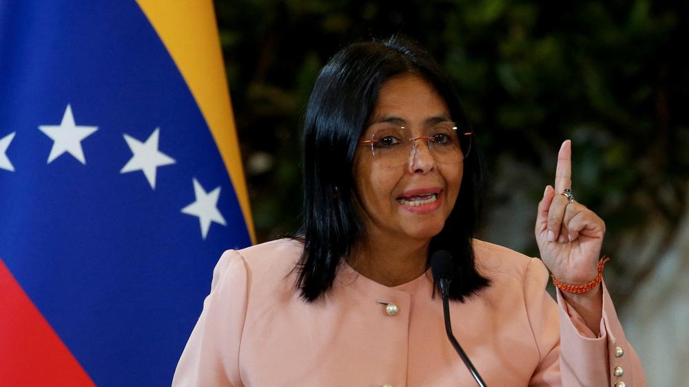 Venezuela: Venezuelas Vizepräsidentin Delcy Rodríguez soll das Land nach dem US-Einsatz gegen Nicolás Maduro vorübergehend führen. Sie kündigt Widerstand gegen die USA an.