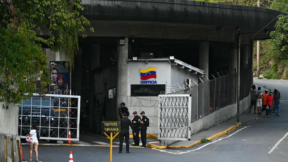 Venezuela: Angehörige versammelten sich nach Ankündigung der Freilassungen vor dem Gefängnis El Helicoide in Caracas. Dort sind viele politische Gefangene inhaftiert.