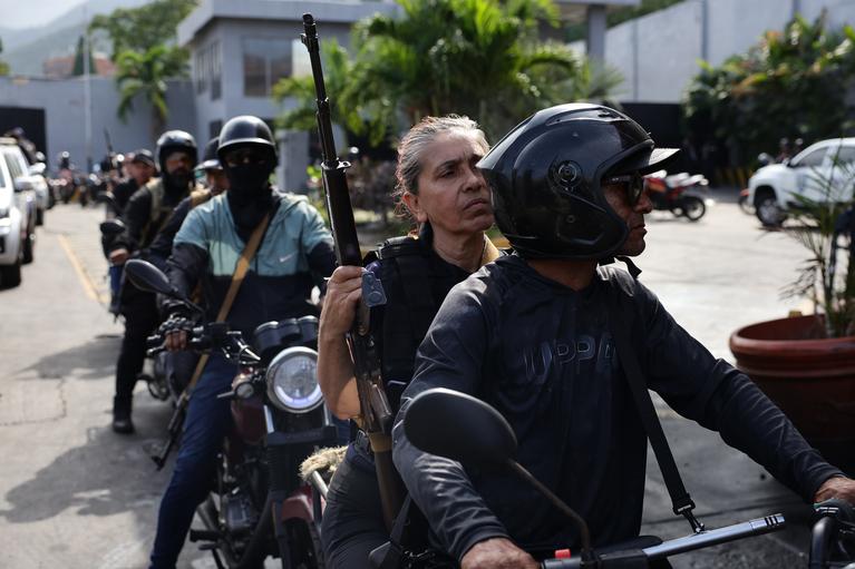 Venezuela: Venezolanische Sicherheitskräfte vor einer Tankstelle in La Guaira