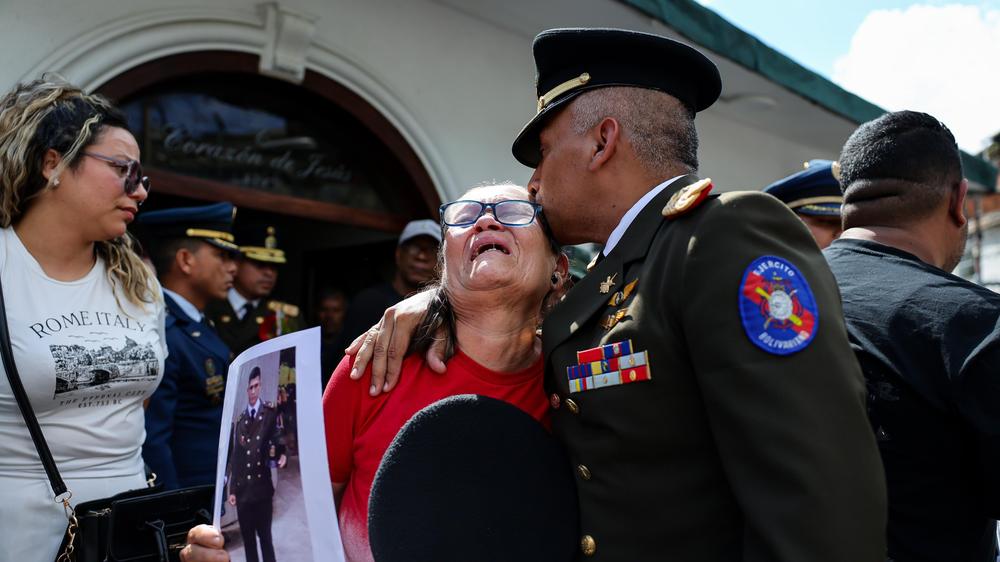 US-Angriff auf Venezuela: Eine Mutter trauert bei der Beerdigung um ihren Sohn, der als Soldat bei dem US-Angriff zur Festnahme von Nicolás Maduro getötet wurde.