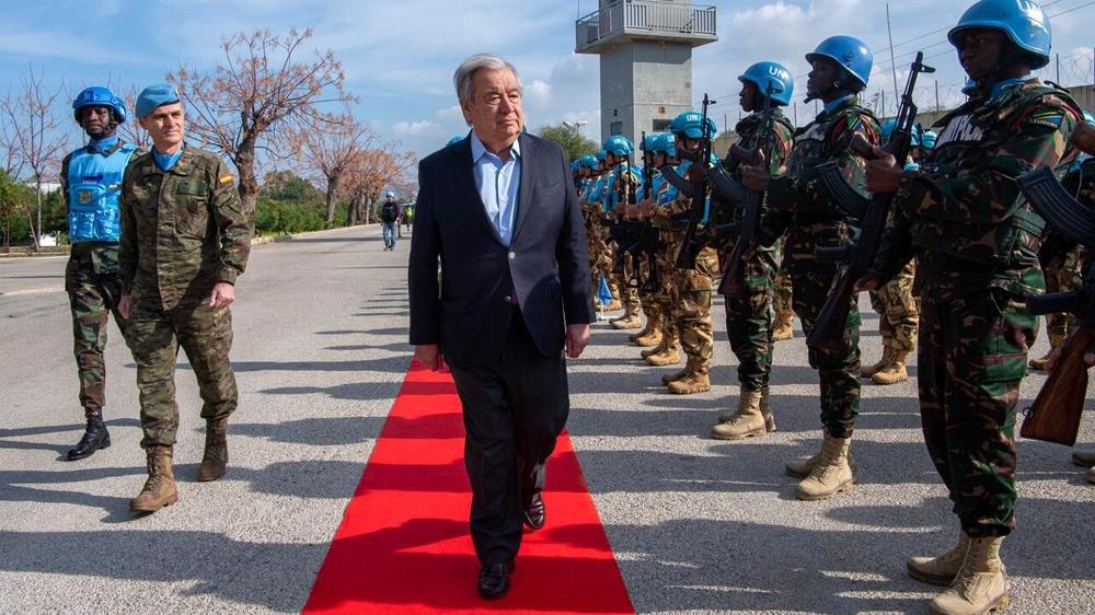 Vereinte Nationen: UN-Generalsekretär António Guterres geht an Friedenssoldaten vorbei im Hauptquartier der Interimstruppe der Vereinten Nationen im Libanon (UNIFIL). Er sorgt sich um die finanzielle Lage der UN.