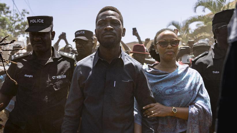 Uganda: Bobi Wine wirft der Regierung vor, die Wahl manipuliert zu haben.