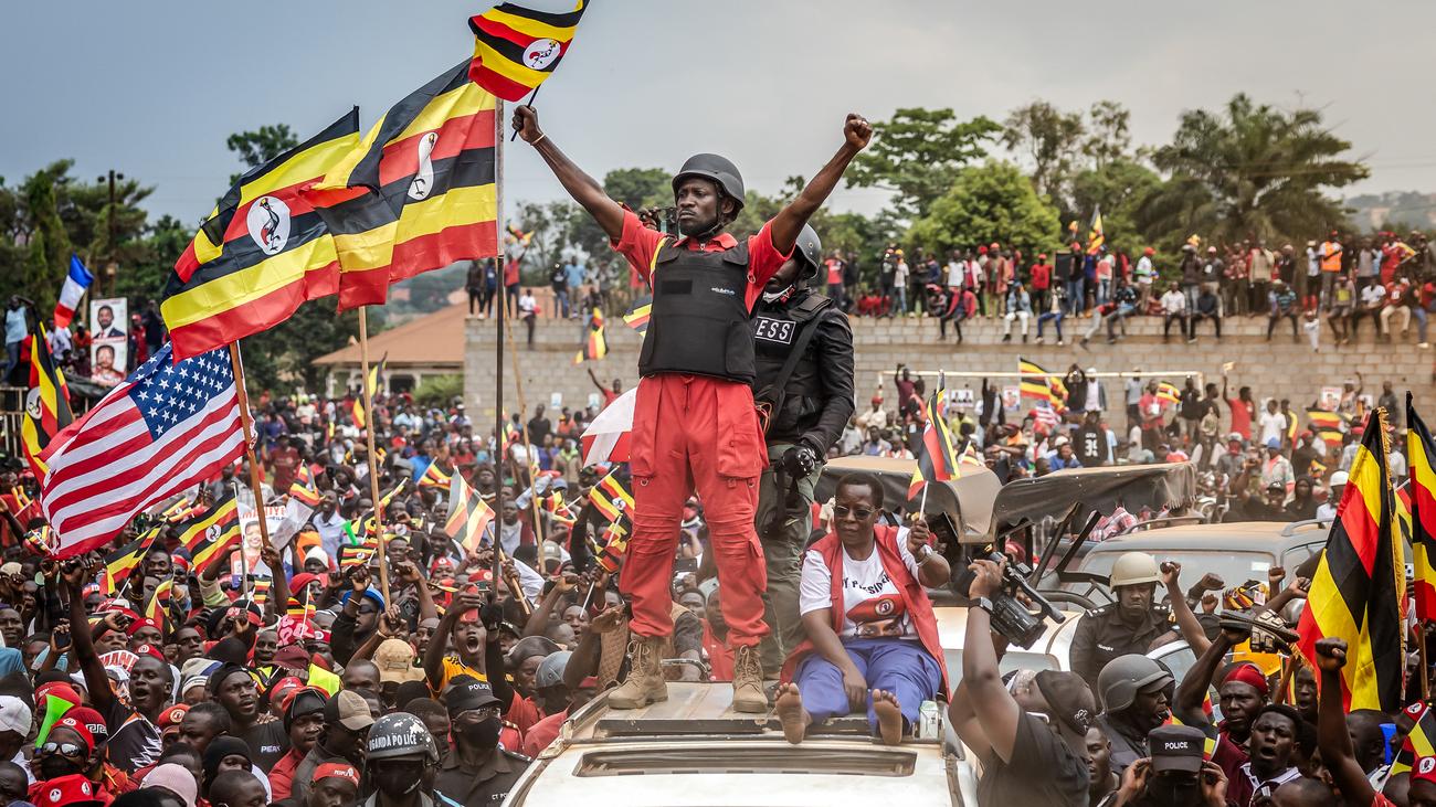 Wahlen in Uganda: Der Schlaks aus dem Ghetto gegen den Greis mit der Macht