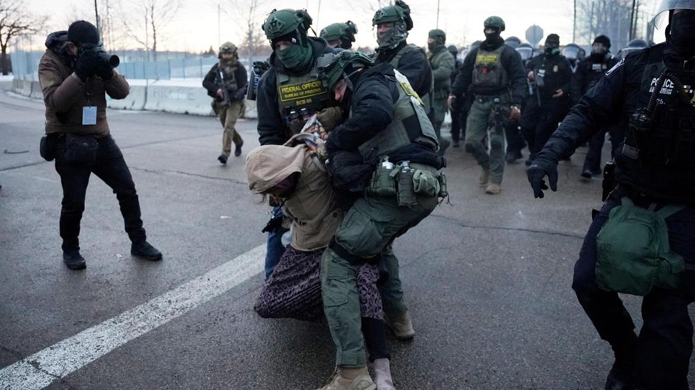  Bundesbeamte nehmen einen Demonstranten während einer Demonstration in Minneapolis fest.