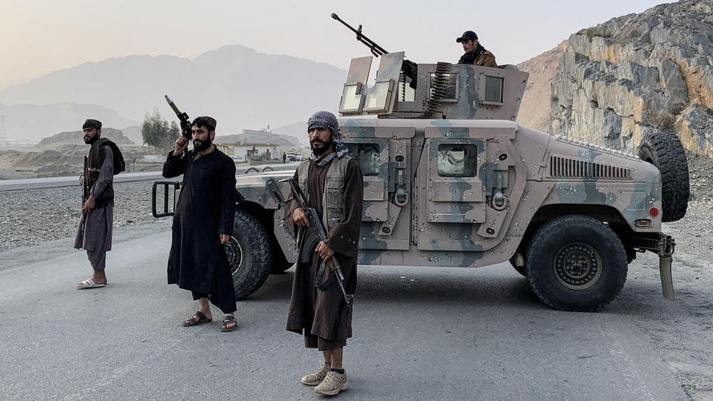  Kämpfer der Taliban sichert einen Übergang nach Pakistan.