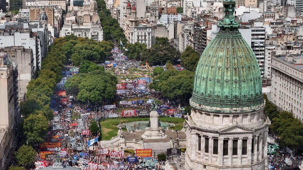  Vor dem Kongressgebäude in Buenos Aires gab es Proteste gegen die Reform.