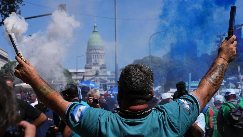  Auch am Tag der Senatsabstimmung versammelten sich wieder Demonstranten vor dem Kongress, um gegen die Arbeitsmarktreform von Präsident Javier Milei zu protestieren.