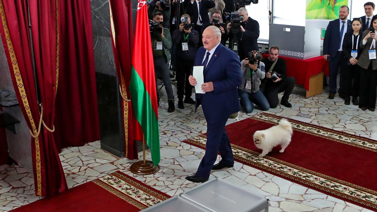 Pressefreiheit: Gericht in Belarus verurteilt Journalisten zu langen Haftstrafen