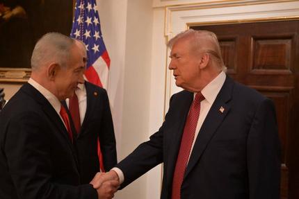 Gespr&auml;che &uuml;ber Iran: Donald Trump - Benjamin Netanyahu meeting in Washington DC WASHINGTON DC, UNITED STATES - FEBRUARY 11: ----EDITORIAL USE ONLY  MANDATORY CREDIT - AVI OHAYON / GPO / HANDOUT - NO MARKETING NO ADVERTISING CAMPAIGNS - DISTRIBUTED AS A SERVICE TO CLIENTS---- US President Donald Trump R meets with the Israeli Prime Minister Benjamin Netanyahu L at the White House on February 11, in Washington DC, United States. Avi Ohayon - GPO / Anadolu Washington D.C United States. Editorial use only. Please get in touch for any other usage. PUBLICATIONxNOTxINxTURxUSAxCANxUKxJPNxITAxFRAxAUSxESPxBELxKORxRSAxHKGxNZL Copyright: x2026xAnadoluxAvixOhayonx-xGPOx
