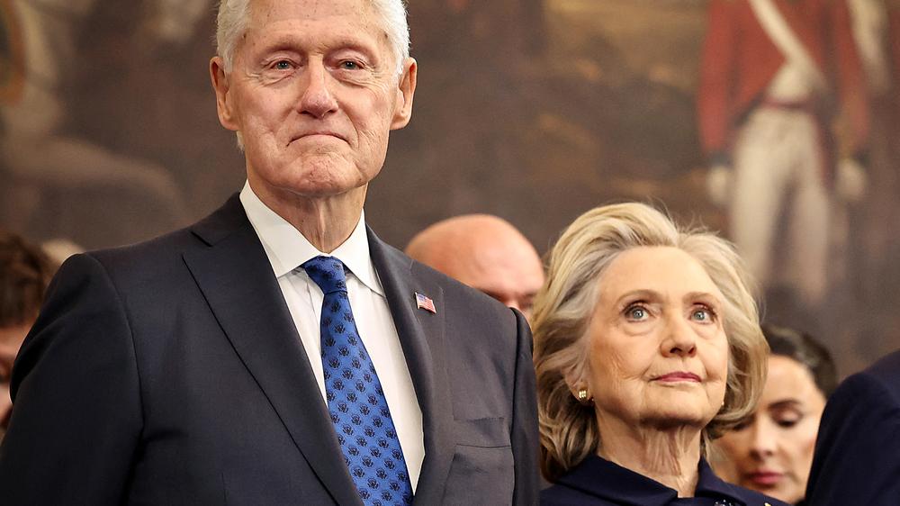 Bill und Hillary Clinton: Bill Clinton flog mehrmals mit Jeffrey Epsteins Flugzeug, Hillary Clinton erinnert sich nach eigenen Angaben nicht an eine Begegnung mit dem Sexualstraftäter.