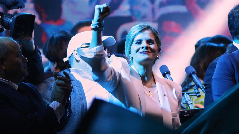  Laura Fernández, Präsidentschaftskandidatin der Partei PPSO, winkt nach ihrem Wahlsieg Unterstützern zu.