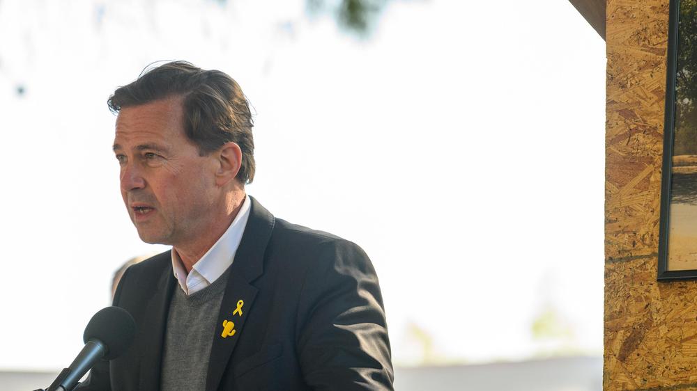  Steffen Seibert, aktuell deutscher Botschafter in Israel, bei der Beerdigung einer in Gaza getöteten israelischen Geisel im Jahr 2025