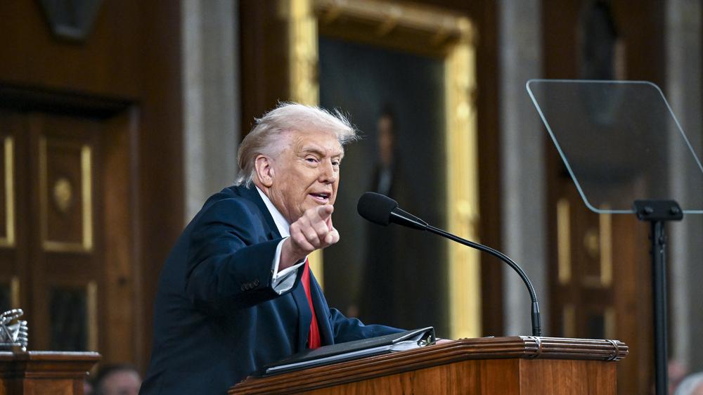  US-Präsident Donald Trump hat dem KI-Unternehmen Anthropic gedroht, weil es seine Forderungen nicht erfüllen will.