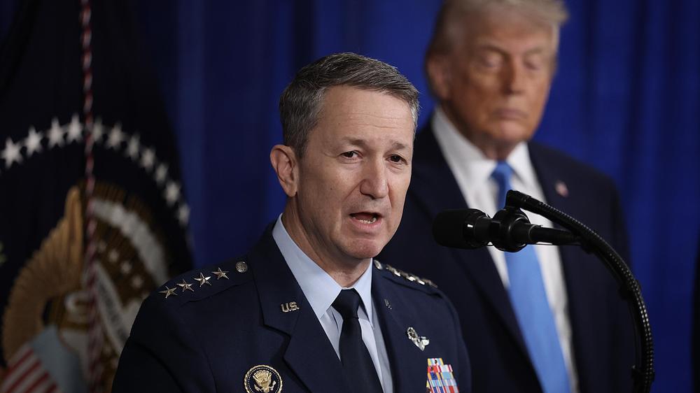  Übereinstimmenden Berichten zufolge hat Generalstabschef Dan Caine US-Präsident Donald Trump vor Risiken eines militärischen Angriffs auf den Iran gewarnt.