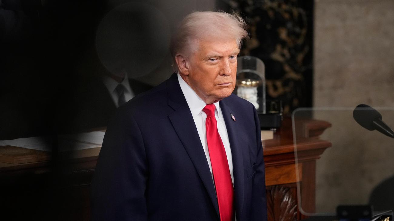 Jeffrey Epstein : Ministerium soll Epstein-Akten zu Trump womöglich zurückgehalten haben