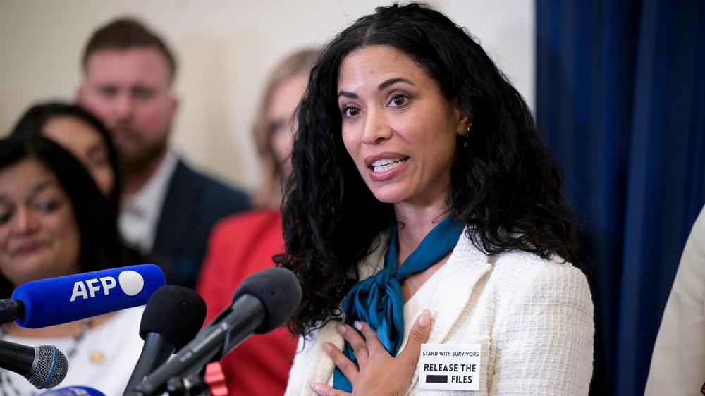  Lisa Phillips, ein Opfer des Sexualstraftäters Jeffrey Epstein, bei einer Pressekonferenz vor Donald Trumps Rede zur Lage der Nation