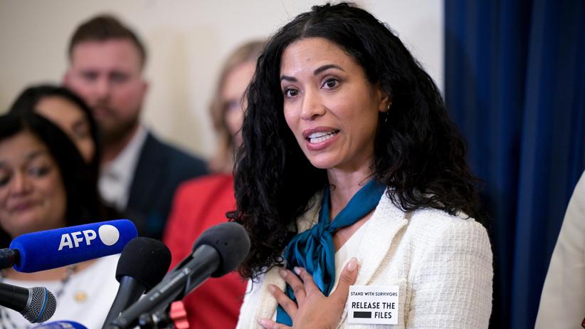 Trumps Rede an die Nation: Lisa Phillips, ein Opfer des Sexualstraftäters Jeffrey Epstein, bei einer Pressekonferenz vor Donald Trumps Rede zur Lage der Nation