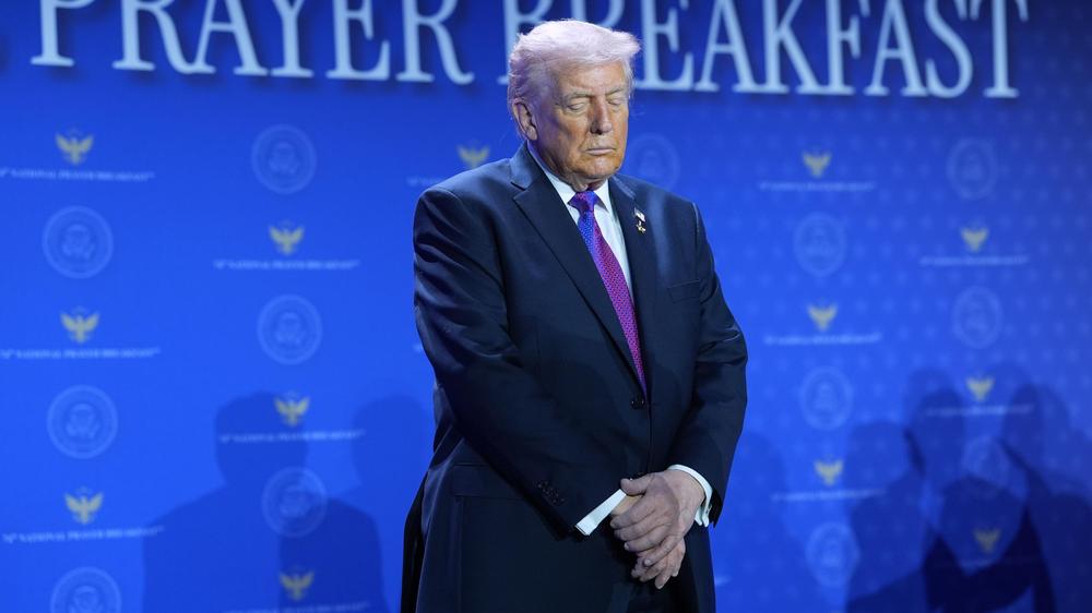  Ab wann wusste Donald Trump über die Taten Jeffrey Epsteins Bescheid? Im Gespräch mit einem Polizisten soll er schon 2006 über Epstein gesagt haben: "Jeder weiß, dass er das schon immer gemacht hat."