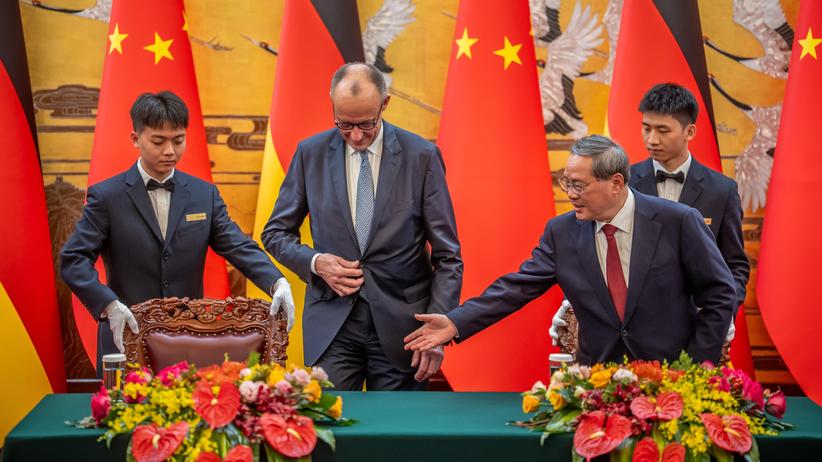 Chinabesuch: Bundeskanzler Friedrich Merz (CDU) wird von Li Qiang, Ministerpräsident von China, in der Großen Halle des Volkes begrüßt.