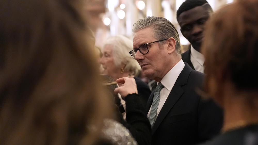  Großbritanniens Premierminister Keir Starmer steht wegen seiner umstrittenen Ernennung des früheren Epstein-Freunds Peter Mandelson zum US-Botschafter unter Druck.