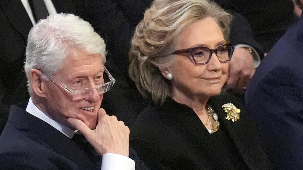  "Der ehemalige Präsident und die ehemalige Außenministerin werden da sein", schreibt ein Sprecher von Bill Clinton zur anstehenden Aussage des Paars vor dem US-Kongress