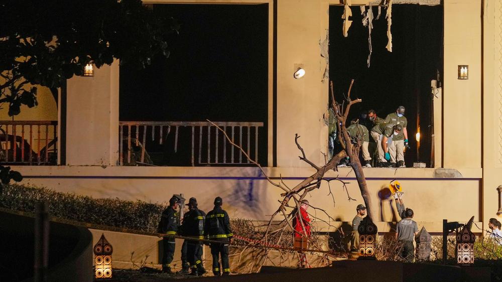  Feuerwehrleute untersuchen ein Hotel in Dubai nach dem Einschlag einer iranischen Rakete. Nach dem Angriff der USA und Israels auf den Iran hat das iranische Regime Gegenangriffe gestartet.