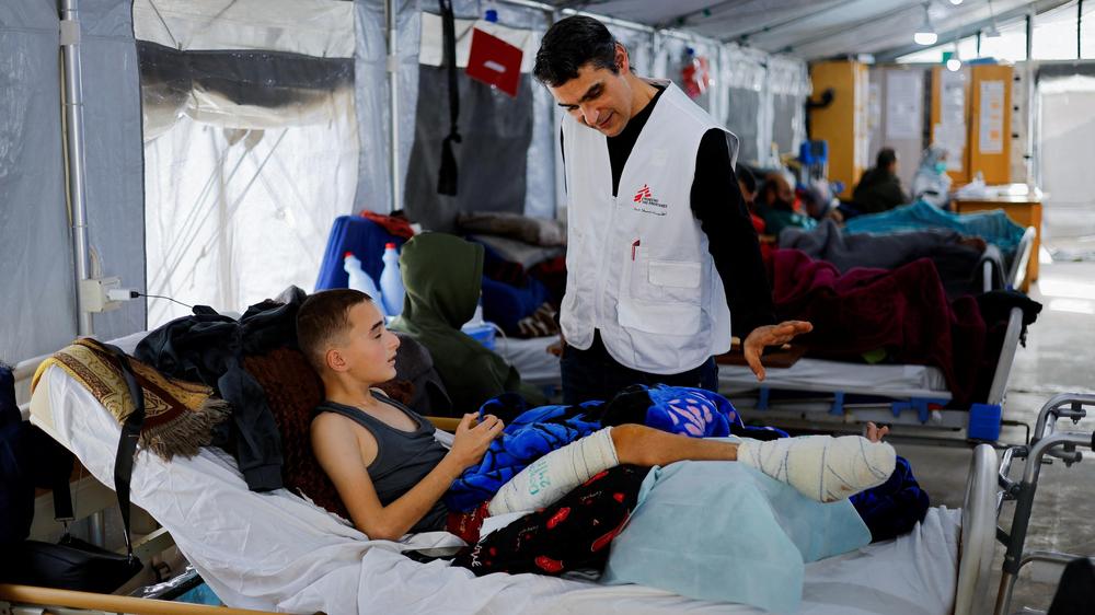  Mehrere Menschen werden in einem provisorischen Krankenhaus von Ärzte ohne Grenzen (MSF) in Zawaida im Gazastreifen behandelt.