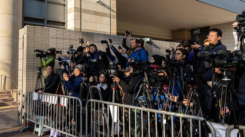 Hongkong: Medienvertreter warten vor einem Hongkonger Gericht auf die Bekanntgabe des Strafmaßes gegen Jimmy Lai.
