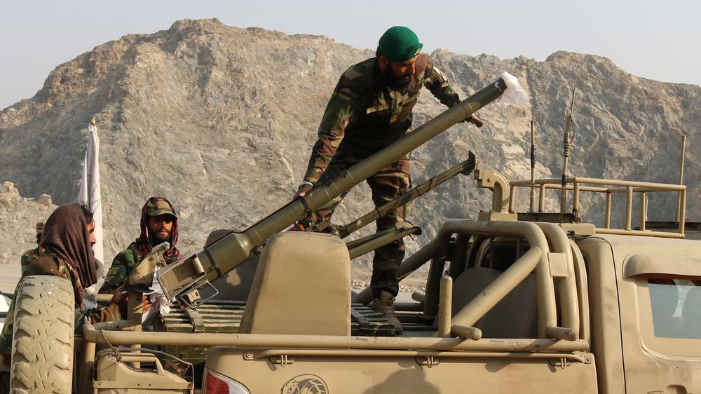  In der Nähe der Grenze zu Pakistan laden Taliban-Kämpfer einen Raketenwerfer auf ein Fahrzeug. Der Konflikt war in der Nacht zum Freitag deutlich eskaliert.