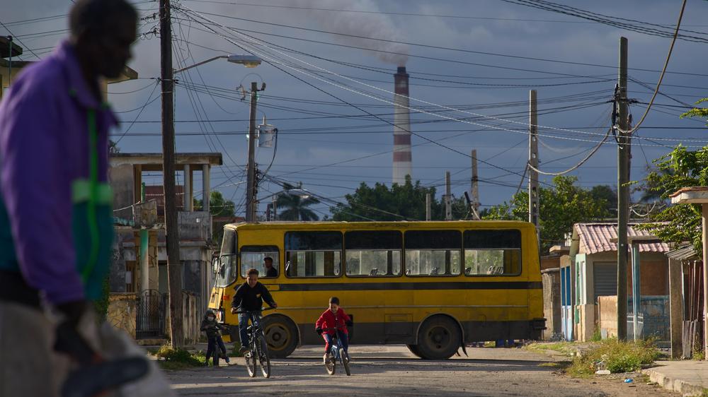  Ein thermoelektrisches Kraftwerk im kubanischen Santa Cruz del Norte; die Ölblockade der USA verstärkt die Versorgungsprobleme in dem Inselstaat.