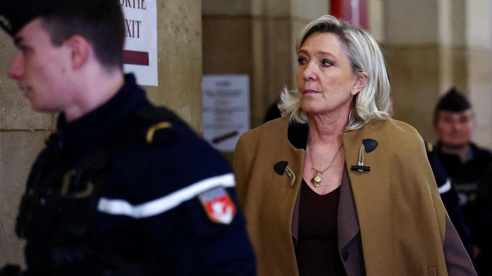  Im März 2025 war Le Pen in erster Instanz zu vier Jahren Haft und einem sofort geltenden Kandidaturverbot verurteilt worden. Nun läuft das Berufungsverfahren.