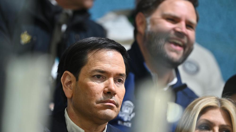 Bei den Olympischen Spielen in Italien hat sich US-Außenminister Marco Rubio mit Vizepräsident JD Vance ein Spiel der Eishockeyfrauen angeschaut.