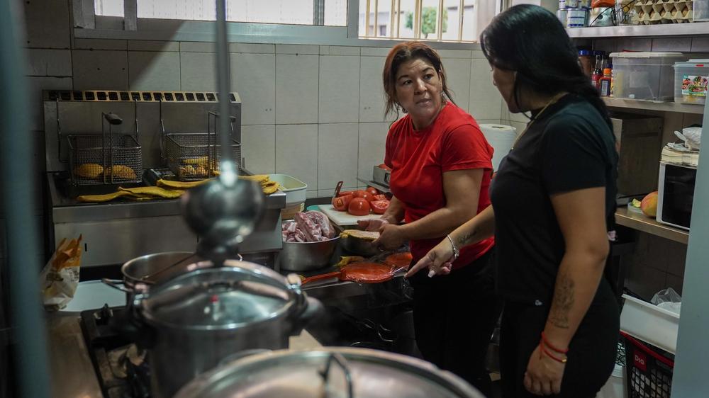  Viele Migranten aus Lateinamerika arbeiten in spanischen Restaurants.