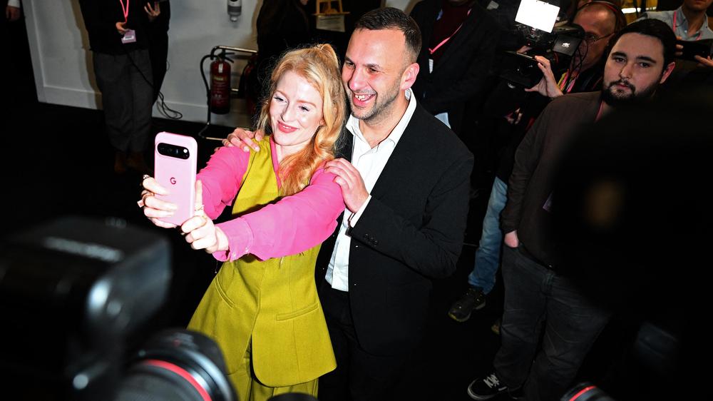  Die siegreiche Kandidatin der Grünen, Hannah Spencer, und Grünen-Parteichef Zack Polanski