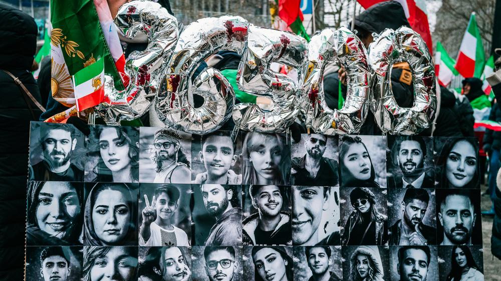 Offener Brief von Deutsch-Iranern: Protest gegen das iranische Regime in Berlin: Bilder von Opfern und Betroffenen