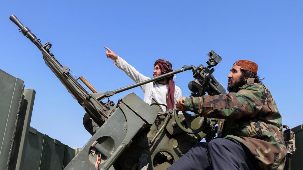  Taliban-Kämpfer verfolgten am Freitag im Grenzgebiet zu Pakistan mögliche Luftangriffe mit Abwehrwaffen.