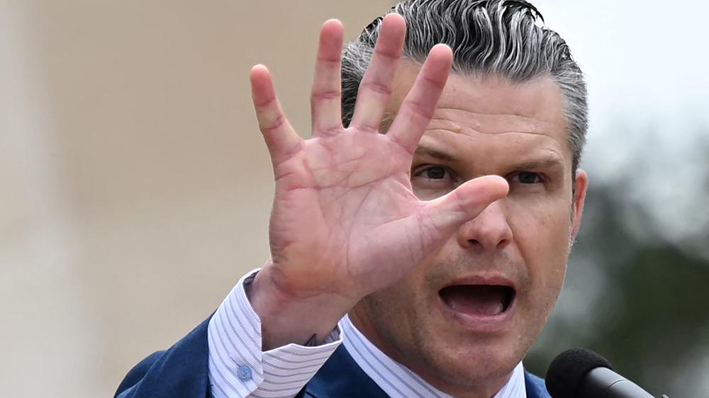  US-Verteidigungsminister Pete Hegseth hat dem Unternehmen Anthropic ein Ultimatum zur Lockerung seiner KI-Regeln gesetzt.