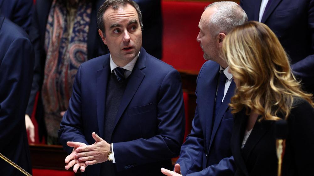  Frankreichs Premierminister Sebastien Lecornu mit Abgeordneten in der französischen Nationalversammlung