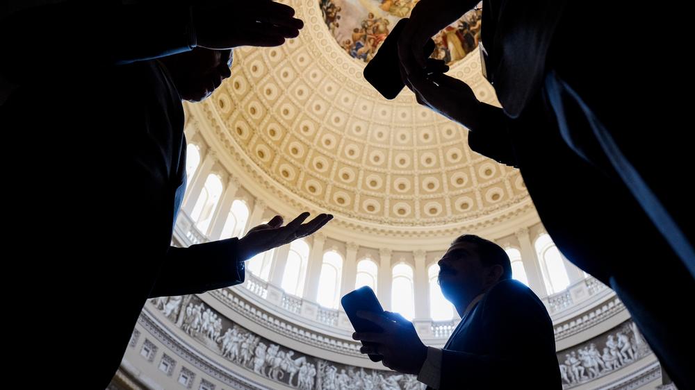  Der republikanische Senator Thom Tillis (l.) hat sich in seiner Partei zum Außenseiter gemacht.