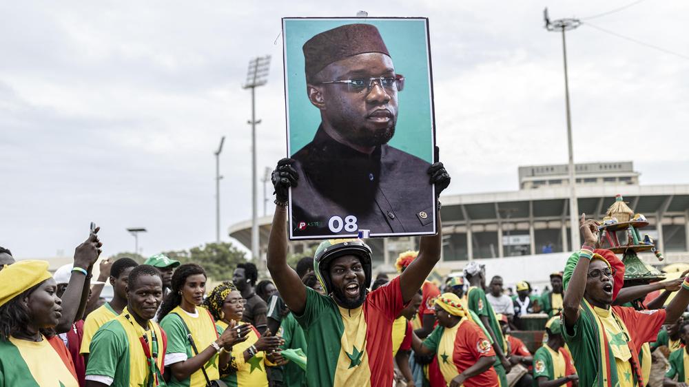 Senegal: Ministerpr&auml;sident Ousmane Sonko brachte einen Gesetzentwurf im Parlament ein, der die Erh&ouml;hung der Mindeststrafe f&uuml;r Homosexualit&auml;t von derzeit einem Jahr auf f&uuml;nf Jahre vorsieht.