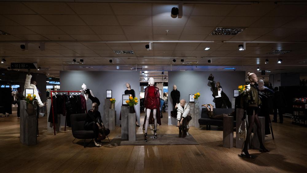  Die EU-Kommission prüft in einem Verfahren gegen Shein, ob das Unternehmen genug gegen den Vertrieb illegaler Produkte und für den Verbraucherschutz tut. Der chinesische Billigtextilhändler verkauft seine Produkte im Internet und in Geschäften wie hier in Paris.